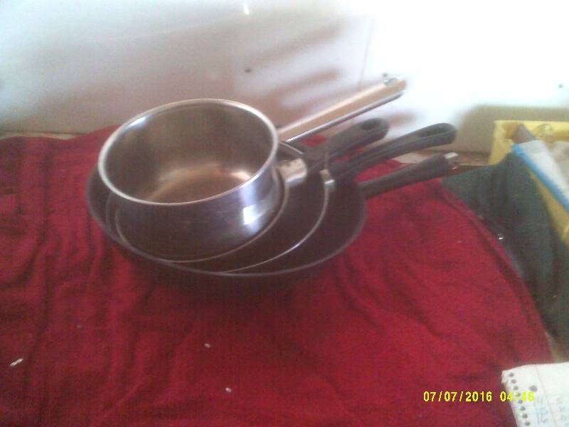 STAINLESS STEEL KETTLE AND TEFLON PANS