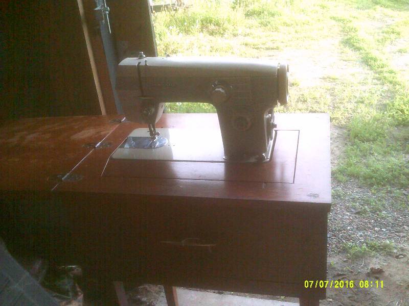 VINTAGE DOMESTIC SEWING MACHINE