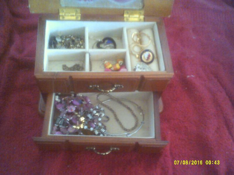 VINTAGE JEWLERY BOX AND JEWLERY