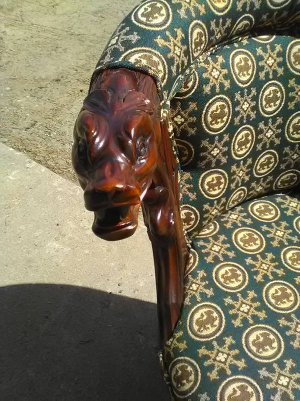 lot 9 image: ANTIQUE CHAIR
