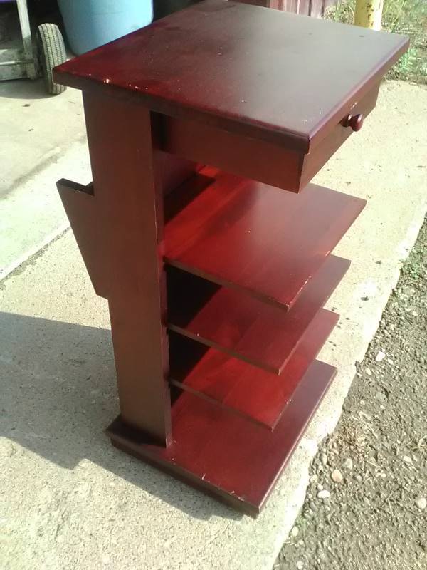 lot 18 image: WOOD SIDE TABLE