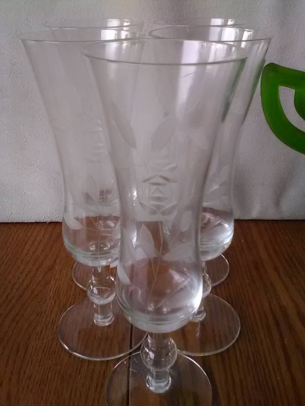 lot 33 image: COLLECTIBLE GLASS