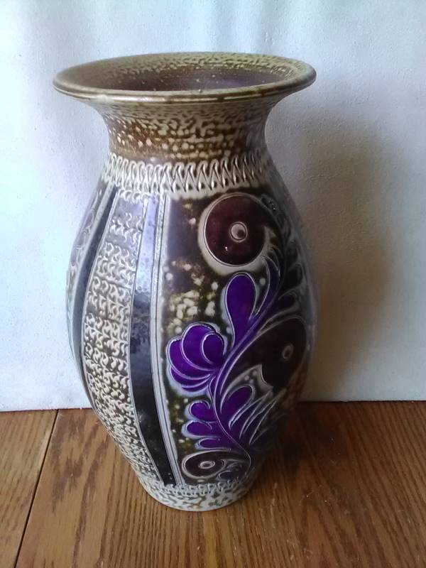 lot 39 image: HANDCRAFTED VASE, ART PRINT