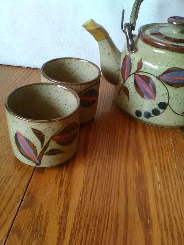 lot 61 image: TEAPOT AND CUPS