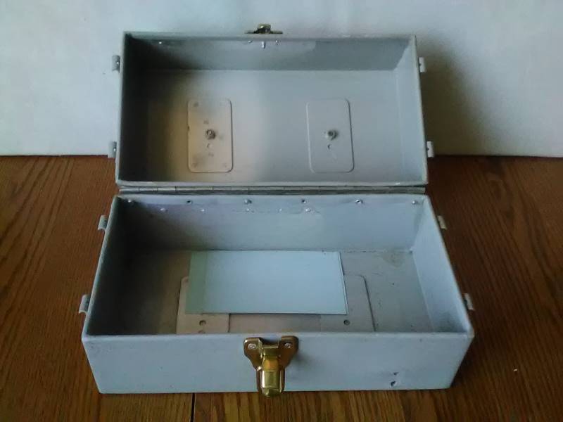lot 73 image: VINTAGE METAL BOX
