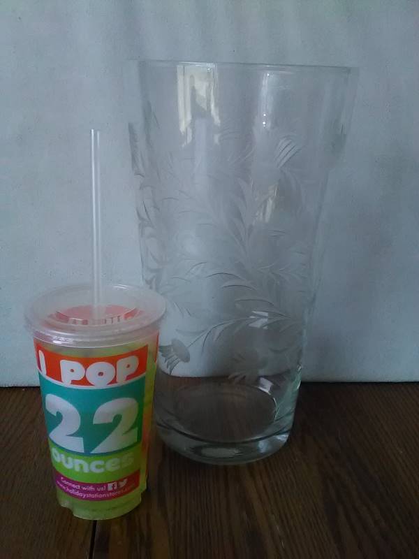 lot 75 image: LARGE GLASS VASE