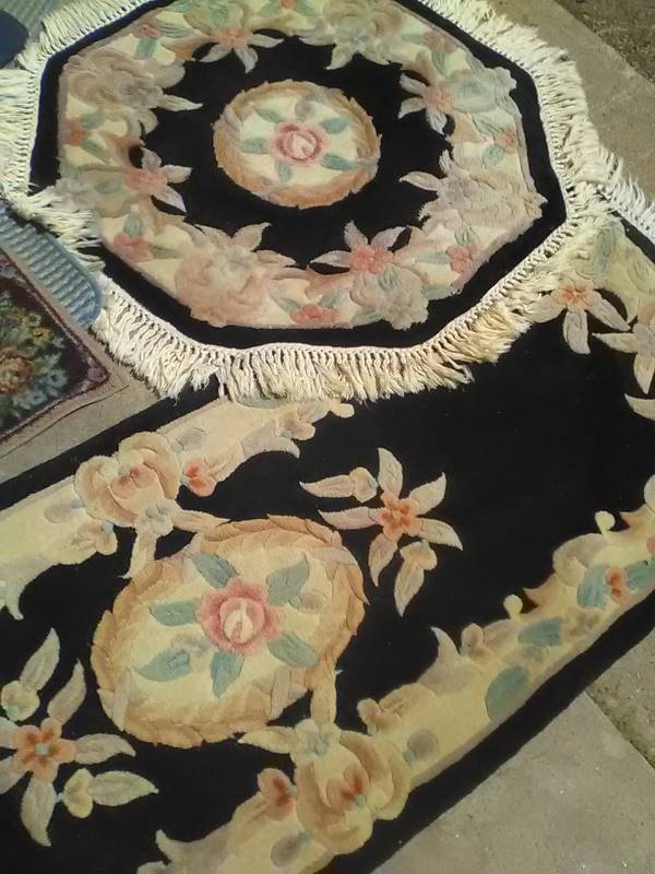 lot 101 image: RUG LOT