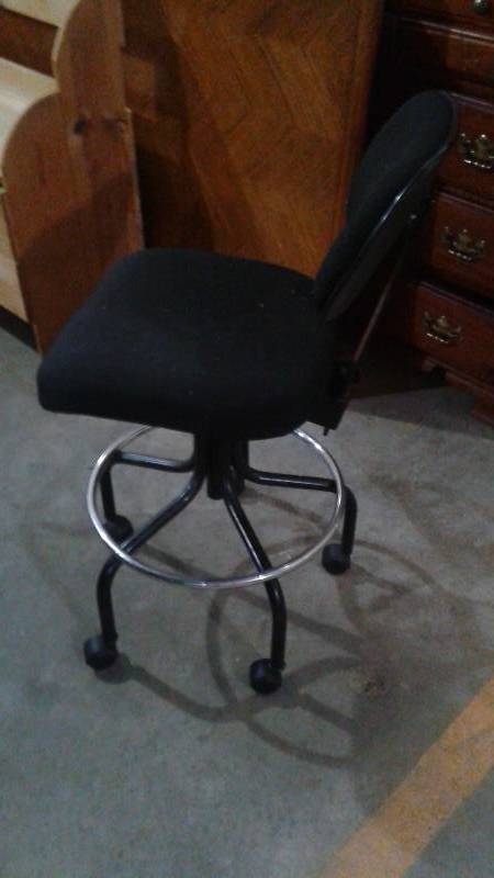 lot 5 image: Rolling Office Chair, Good Condition