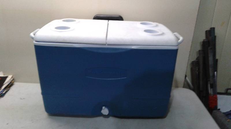 lot 22 image: Rubbermaid Rolling Cooler, One Lid Hinge Is Broke