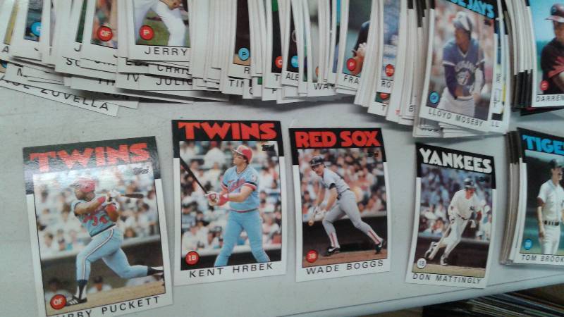 lot 30 image: Lot Of 1986 Topps Baseball Cards, Looks Complete But Unsure