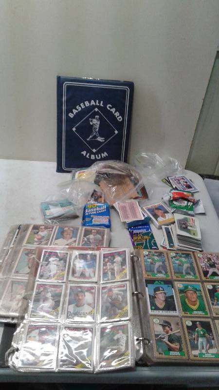 lot 32 image: Lot Of Baseball Cards, Most In Pages, Mark Mcgwire, Kirby Puckett, Others
