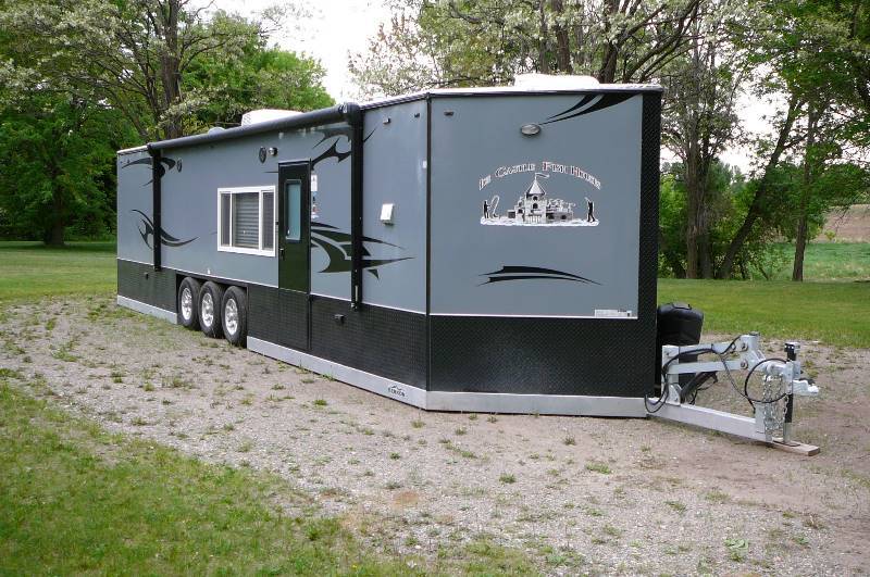 2018 8x 30 Kings Castle V Front Fish House by Ice Castle
