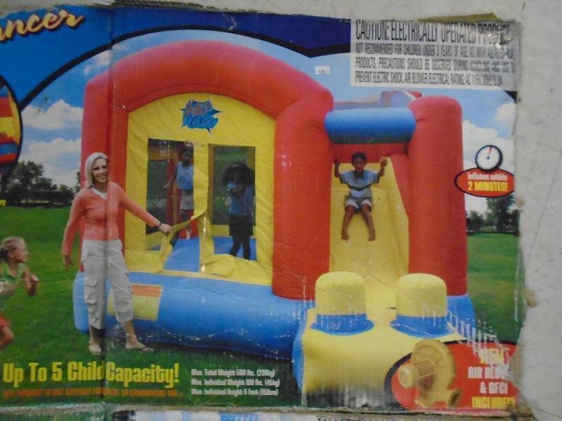 lot 2 image: Slide Bouncy House