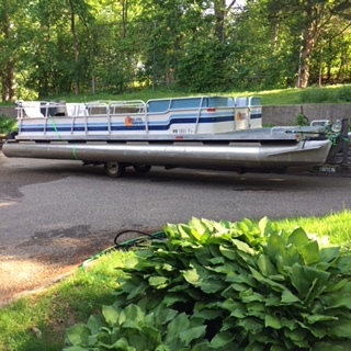 lot 3 image: 1987 Liesure Island 28ft Pontoon Boat