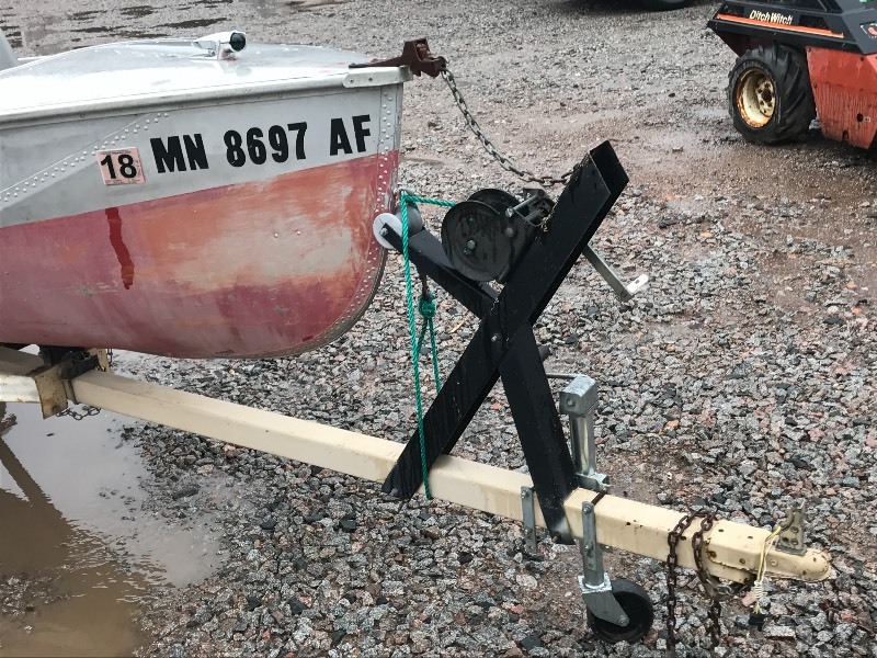 lot 2 image: 1962 Crestliner Fishing Boat & Trailer