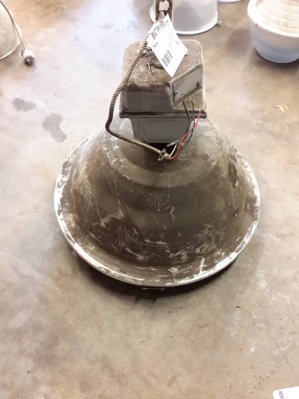 lot 48 image: GE, Large 400 W, Damp Location Light Fixture.. No bulb