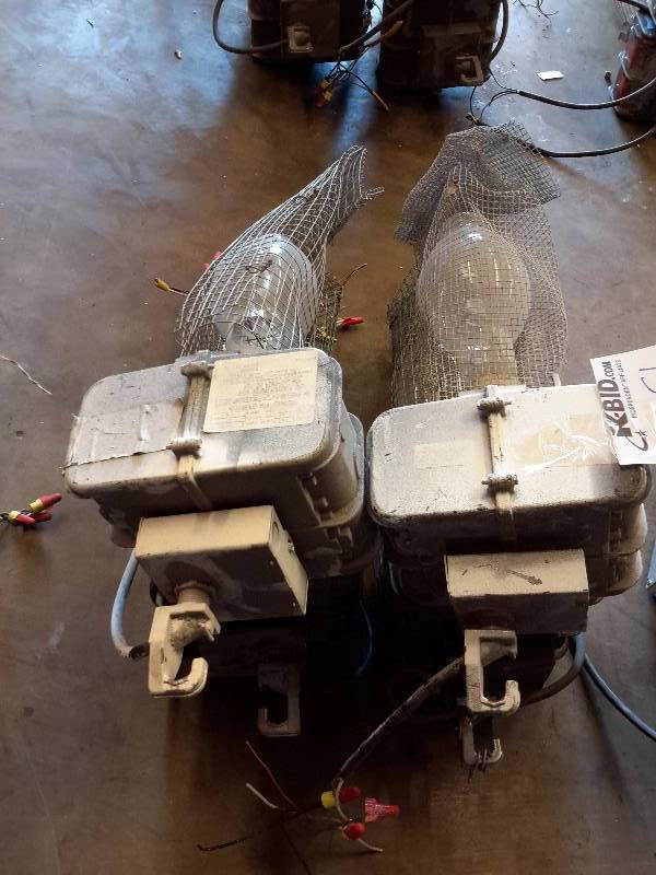 lot 51 image: 4, 400 W heavy Duty Light fixturesbulbs.. See tag for description