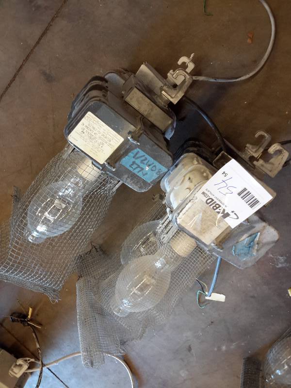 lot 54 image: 4, 400 W heavy Duty Light fixturesbulbs.. See tag for description