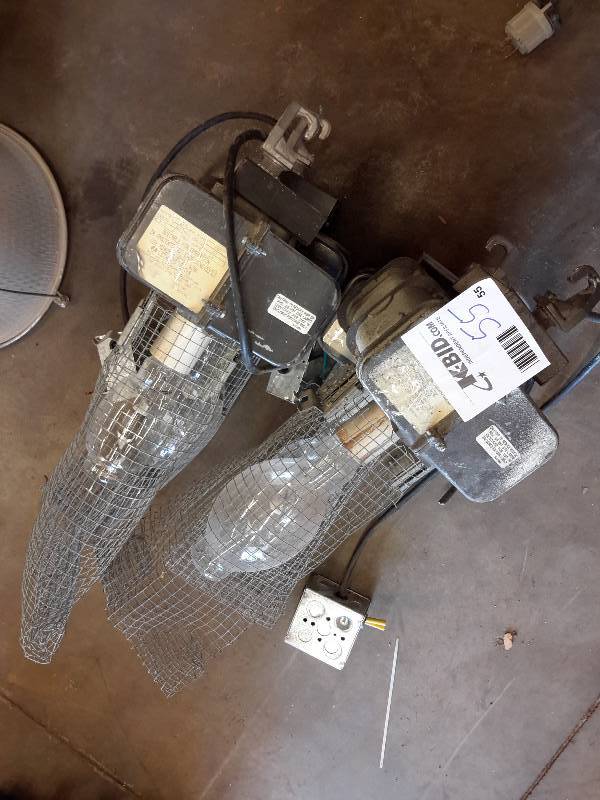 lot 55 image: 4, 400 W heavy Duty Light fixturesbulbs.. See tag for description