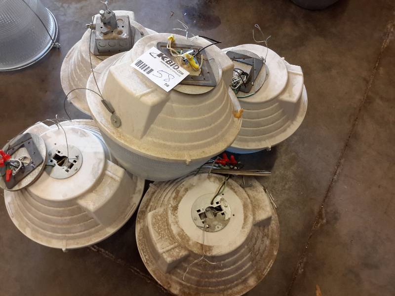lot 58 image: 5, 150W Light FixturesBulbs.. See Tag for Description