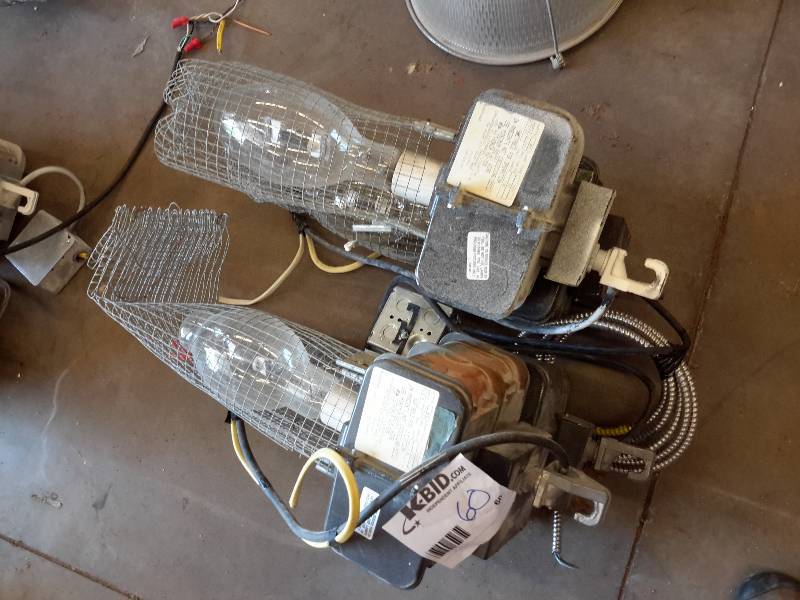 lot 60 image: 4, 400 W heavy Duty Light fixturesbulbs.. See tag for description