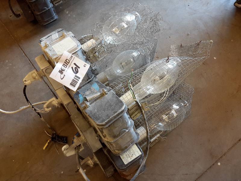lot 61 image: 4, 400 W heavy Duty Light fixturesbulbs.. See tag for description