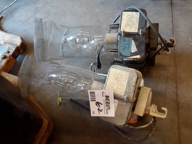 lot 62 image: 4, 400 W heavy Duty Light fixturesbulbs.. See tag for description
