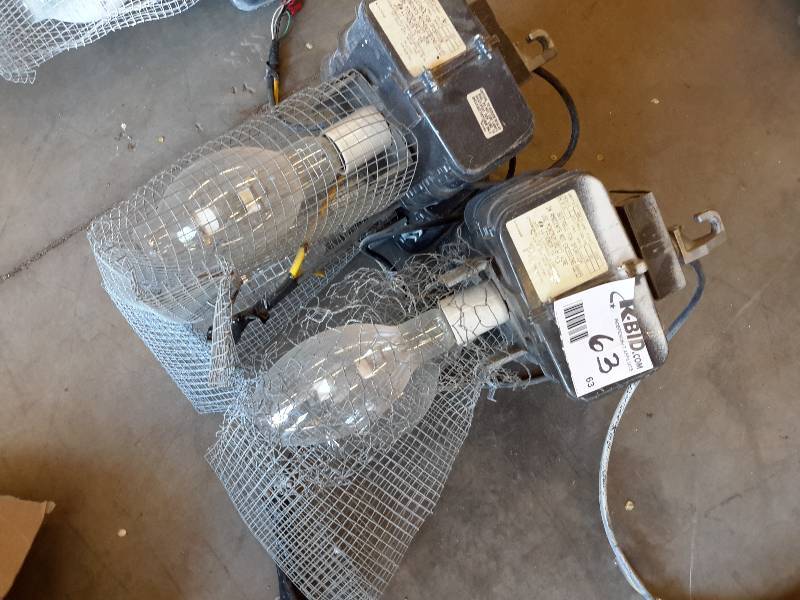 lot 63 image: 4, 400 W heavy Duty Light fixturesbulbs.. See tag for description