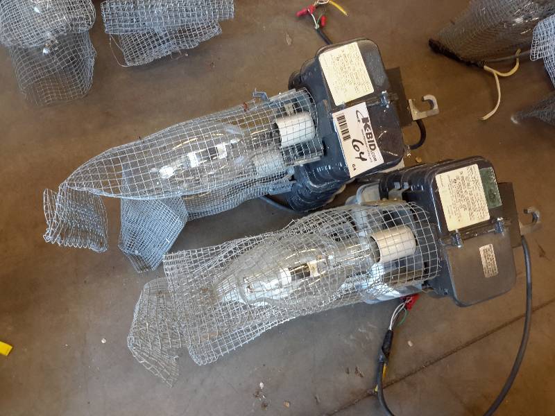 lot 64 image: 4, 400 W heavy Duty Light fixturesbulbs.. See tag for description