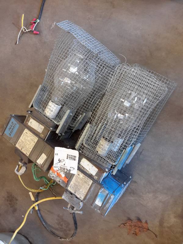 lot 65 image: 4, 400 W heavy Duty Light fixturesbulbs.. See tag for description