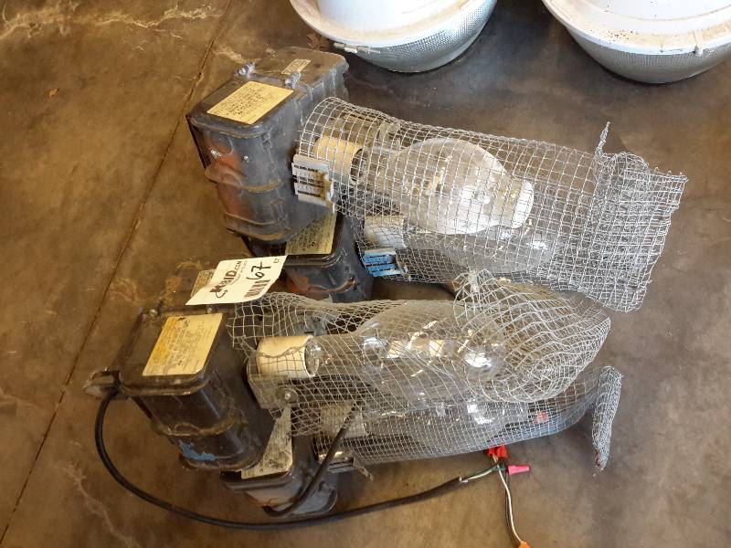 lot 67 image: 4, 400 W heavy Duty Light fixturesbulbs.. See tag for description