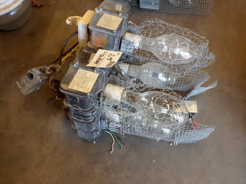lot 68 image: 4, 400 W heavy Duty Light fixturesbulbs.. See tag for description