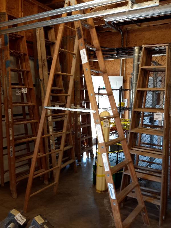 lot 74 image: 1, Louisville, Wood heavy Duty, 10Ft Step Ladder.. Excellent Shape