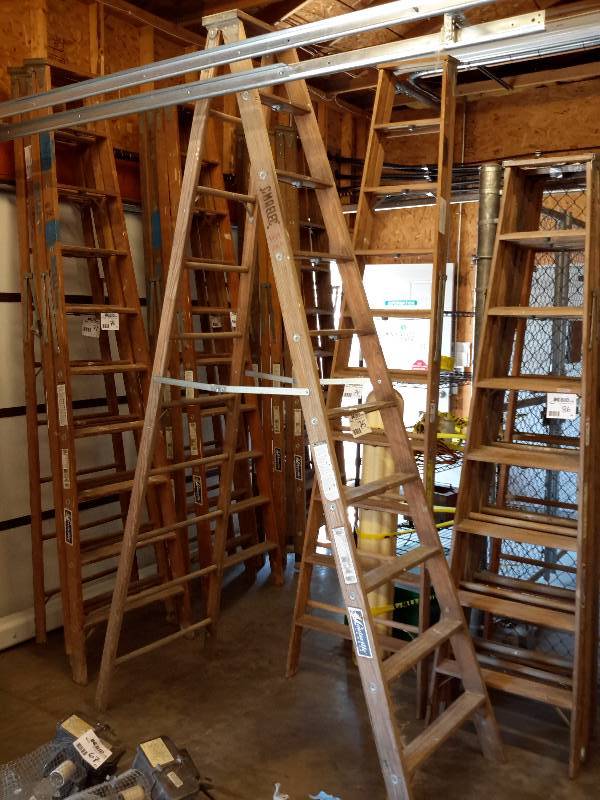 lot 75 image: 1, Louisville, Wood heavy Duty, 10Ft Step Ladder.. Excellent Shape