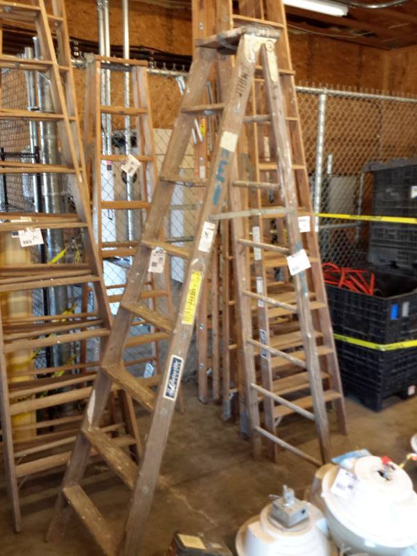 lot 89 image: 1, Louisville, 8 ft Wood Heavy Duty step ladder.. Excellent Shape