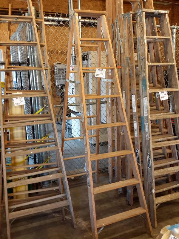 lot 88 image: 1, Louisville, 8 ft Wood Heavy Duty step ladder.. Excellent Shape