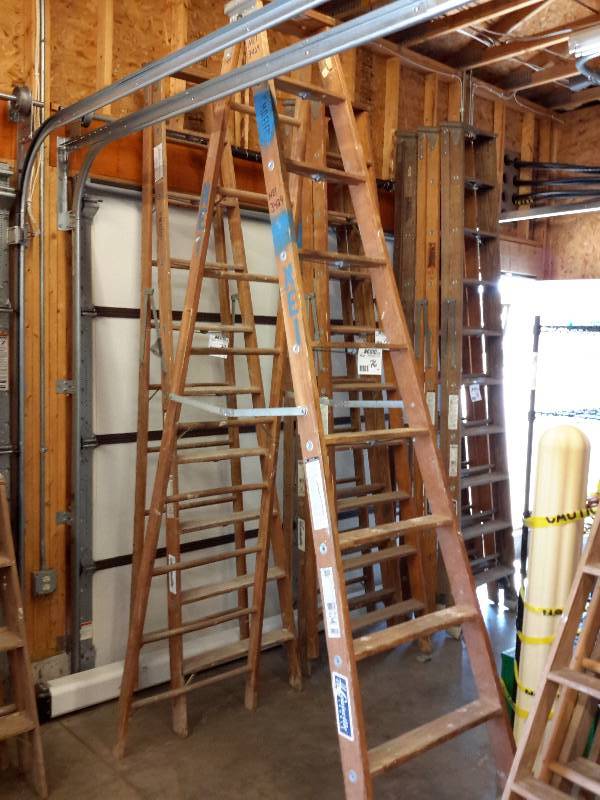 lot 76 image: 1, Louisville, Wood heavy Duty, 10Ft Step Ladder.. Excellent Shape