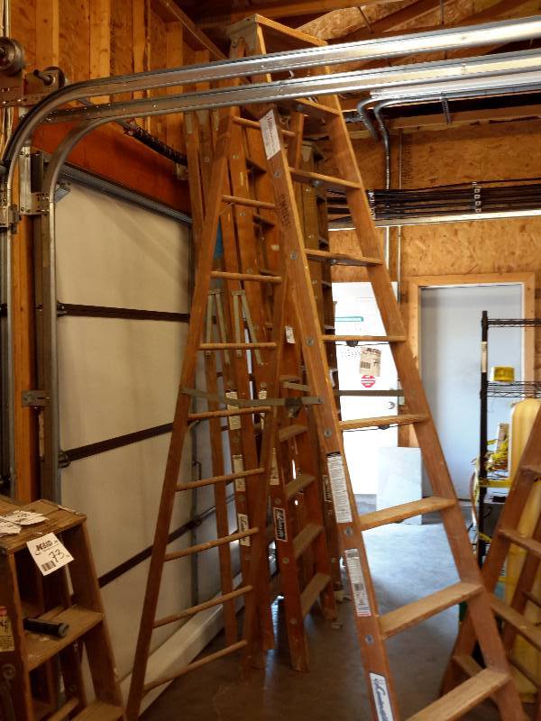 lot 77 image: 1, Louisville, Wood heavy Duty, 10Ft Step Ladder.. Excellent Shape