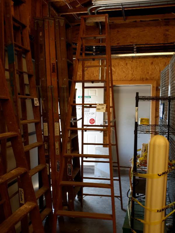 lot 78 image: 1, Louisville, Wood heavy Duty, 10Ft Step Ladder.. Excellent Shape