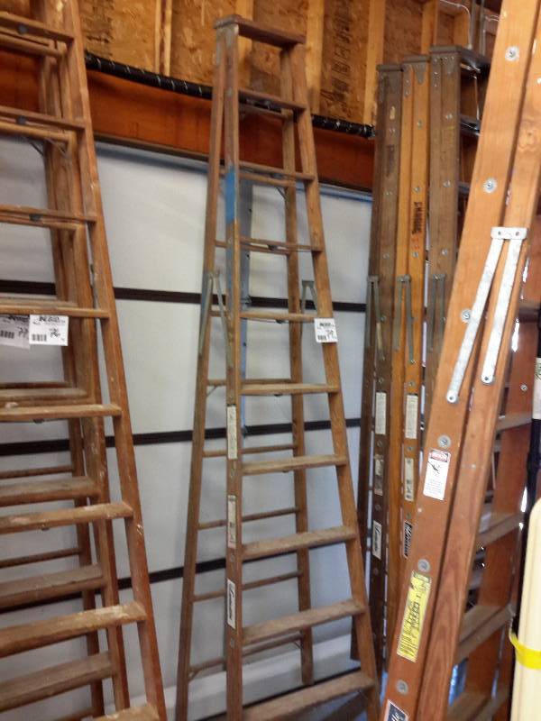 lot 79 image: 1, Louisville, Wood heavy Duty, 10Ft Step Ladder.. Excellent Shape