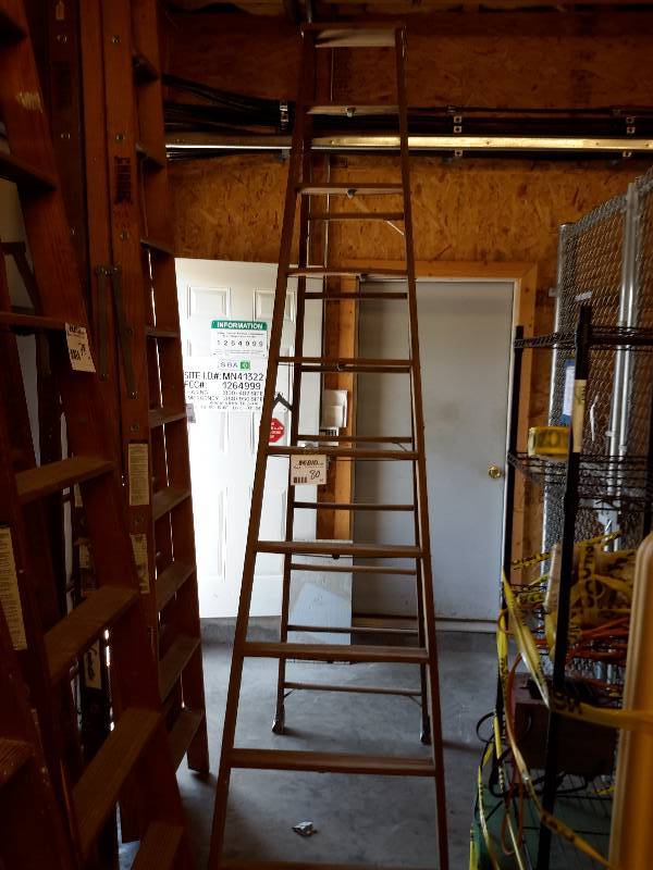 lot 80 image: 1, Louisville, Wood heavy Duty, 10Ft Step Ladder.. Excellent Shape