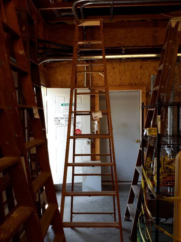 lot 81 image: 1, Louisville, Wood heavy Duty, 10Ft Step Ladder.. Excellent Shape