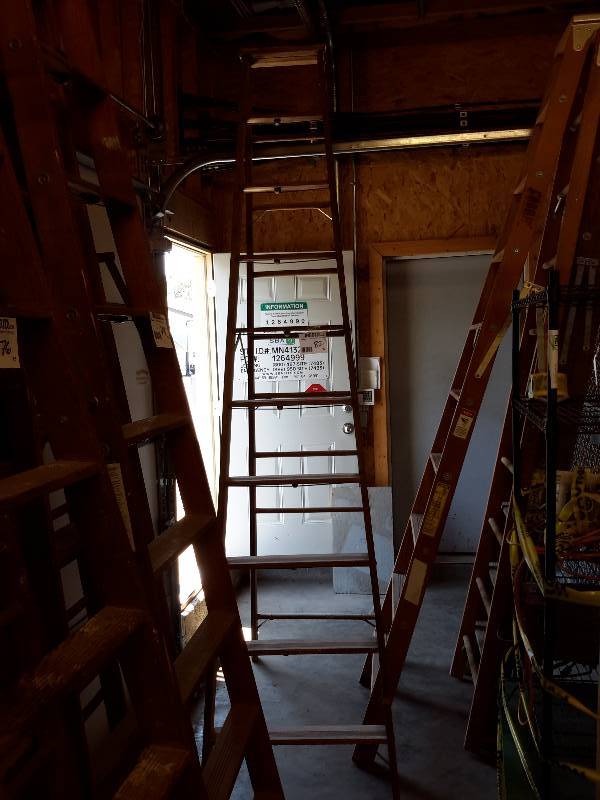 lot 82 image: 1, Louisville, Wood heavy Duty, 10Ft Step Ladder.. Excellent Shape