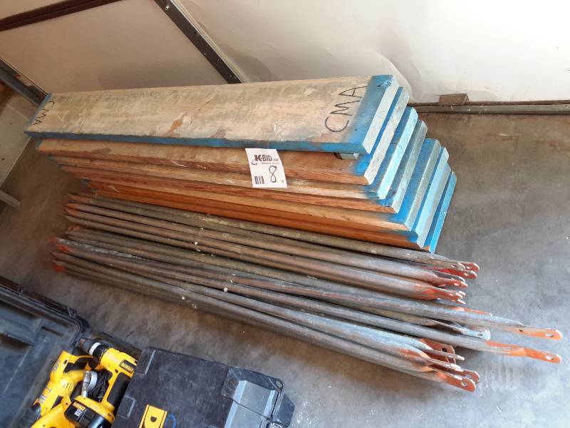 lot 8 image: Cross Pieces and planks for Scaffolding.. No end pieces.  48 in planks