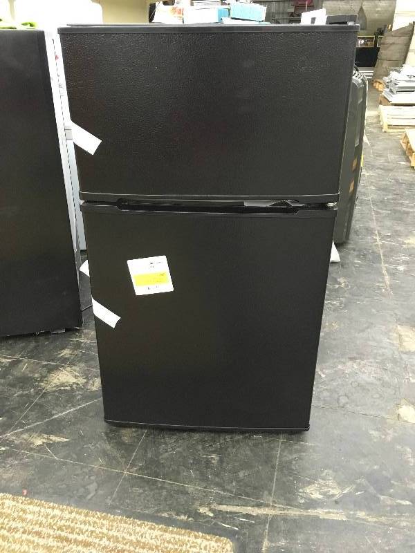 lot 290 image: Midea WHD-113FB1 Fridge, Retail $99.99