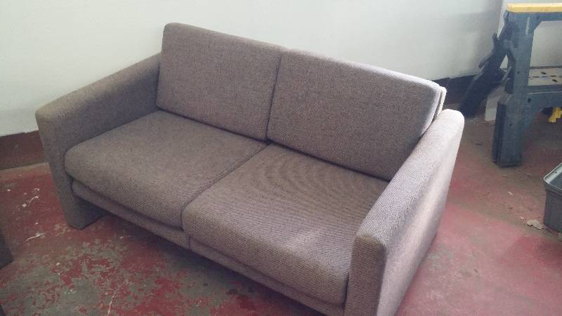 lot 21 image: Office chair& couch set.
