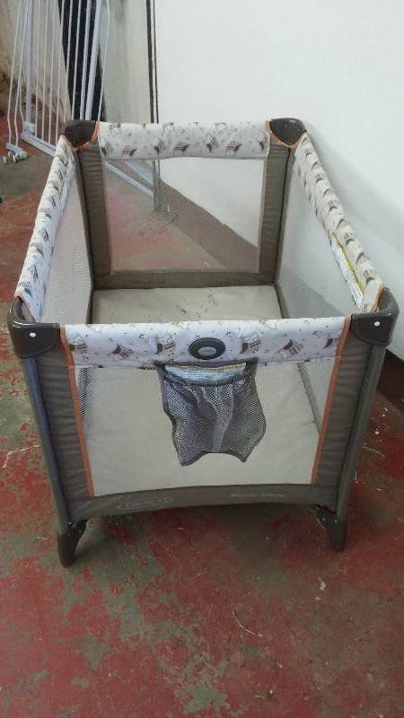 lot 28 image: Graco mobile playpen