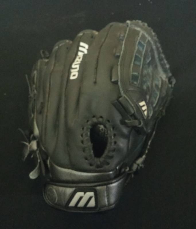 lot 33 image: Mizuno baseball glove