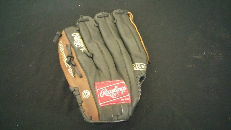lot 36 image: Rawlings baseballglove