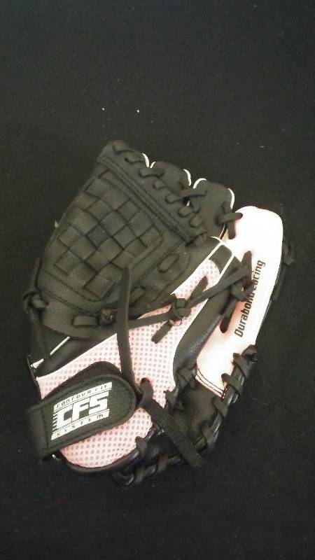 lot 38 image: CFS Girls baseball Glove